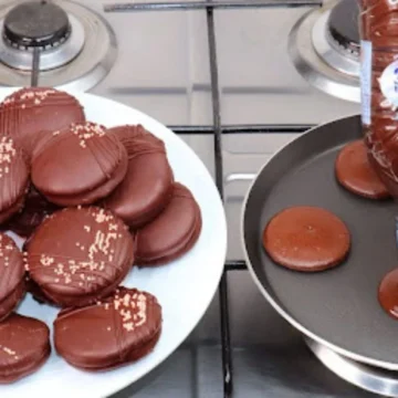 طريقة عمل فطائر كيك شهية بالشوكولاتة في الطاسة وبجانبها صوص شهي