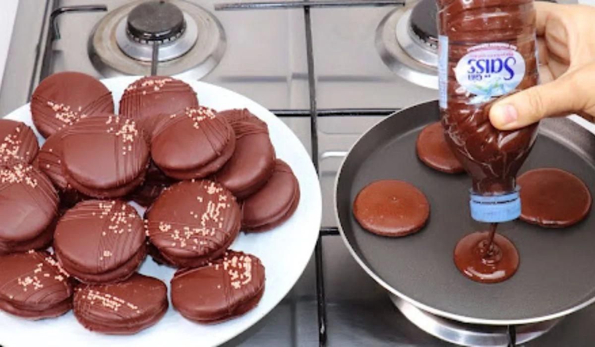 طريقة عمل فطائر كيك شهية بالشوكولاتة في الطاسة وبجانبها صوص شهي