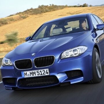 “BMW M5” تمتلك تلك السيارة الألمانية صوت محرك يعشقه محبين السيارات السريعة