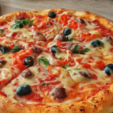 بالطريقة الأصلية بعجينة هشة وخفيفة قدمي البيتزا بخطوات سهلة وسريعة وهتبطلي تشتريها تاني من المطاعم