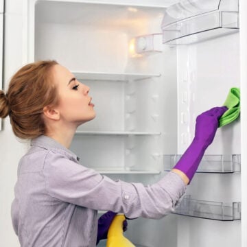 الطريقة الصحيحة لتنظيف الثلاجة من الروائح الكريهة والأوساخ بخلطة منزلية فعالة