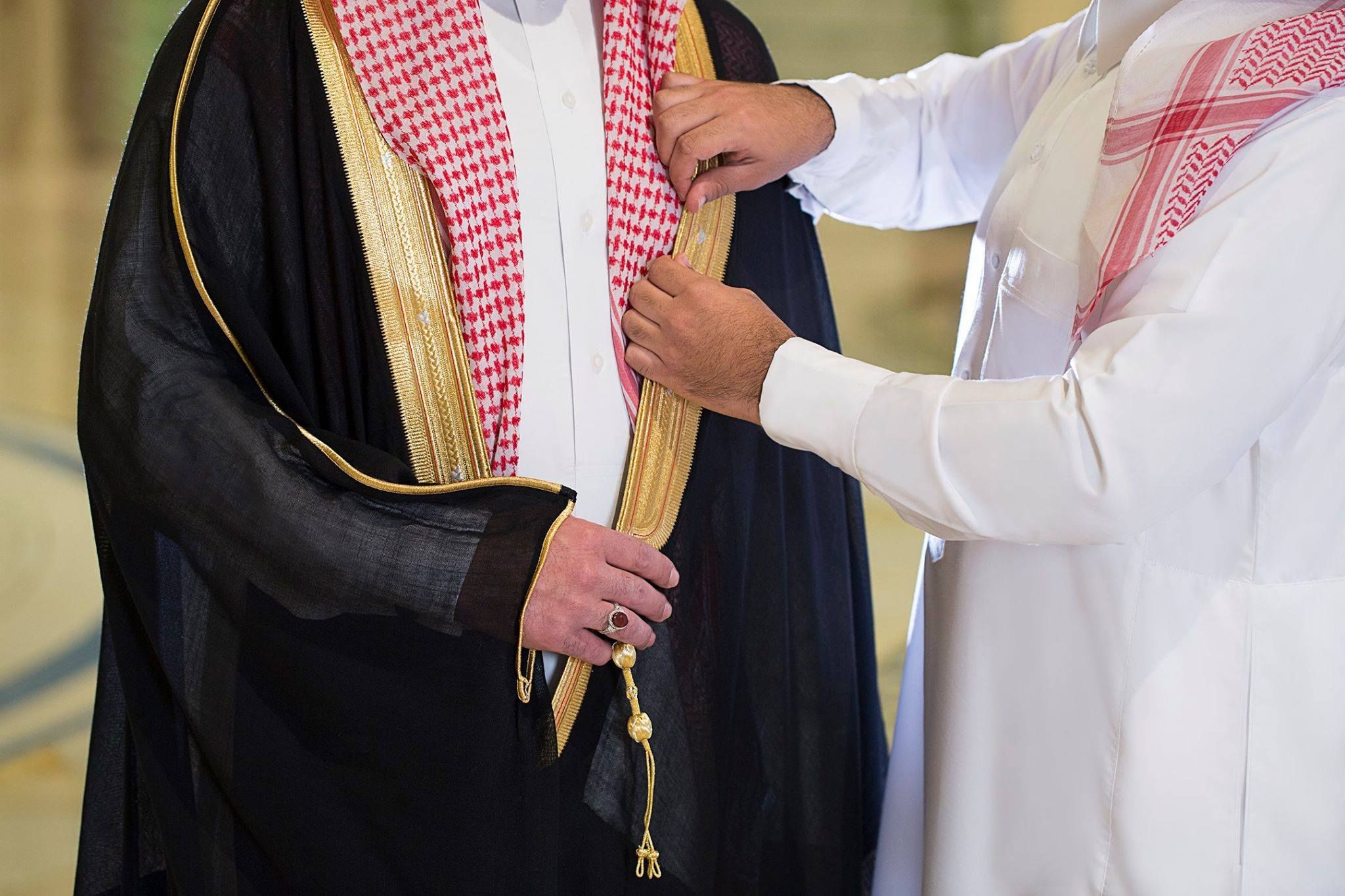 السعودية تلزم المسؤولين وكبار الموظفين بارتداء “البشت” في المقرات الرسمية