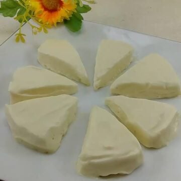 بقوام تقيل ومظبوط أصنعي الجبنة المثلثات الأصلية بمكونات غير مكلفة وبطعم زي الجاهز