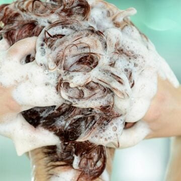 أيهما أفضل غسل الشعر بالماء الساخن أم الماء البارد وكيف تؤثر درجة الحرارة على الشعر