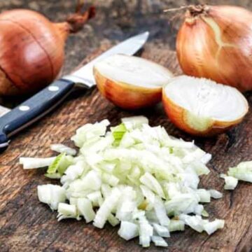 أسرار المطبخ: دليل مبتكر لتخزين البصل في الفريزر بكفاءة