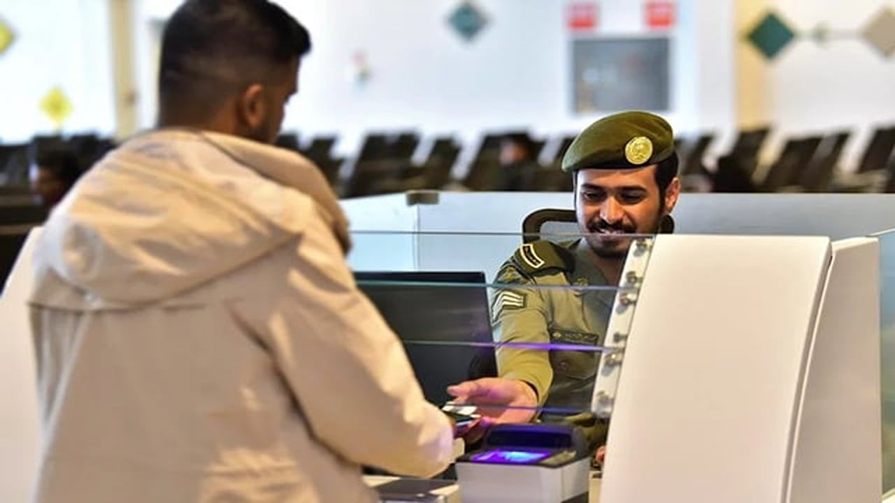 الجوازات السعودية توضح حقيقة إصدار جوازات السفر مع وجود مخالفات مرورية 