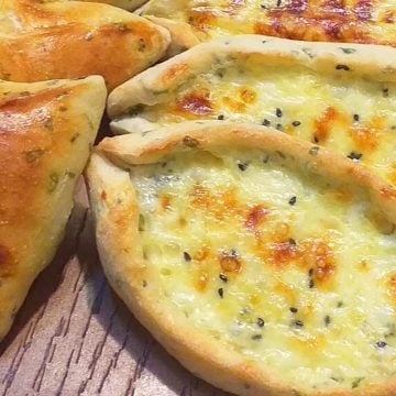 طريقة عمل المناقيش السورية بالجبنة الرومي بعجينة هشة وطرية وبمكونات اقتصادية