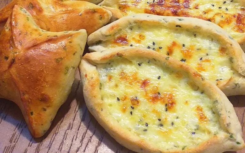 طريقة عمل المناقيش السورية بالجبنة الرومي بعجينة هشة وطرية وبمكونات اقتصادية
