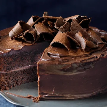 “سريعة وسهلة” طريقة عمل كيكة الشوكولاتة في الخلاط مع الصوص