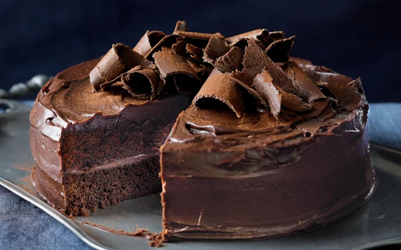 “سريعة وسهلة” طريقة عمل كيكة الشوكولاتة في الخلاط مع الصوص