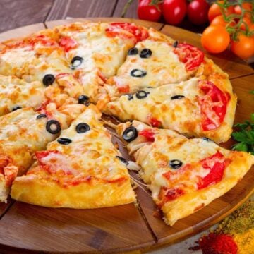 طريقة عمل البيتزا الإيطالية هشة ولذيذة بالخطوات الأصلية