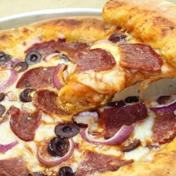 طريقة عمل بيتزا محشية الاطراف بالجبنة مثل المطاعم عجينة قطنية وهشه