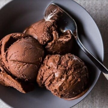 طريقة سهلة وبسيطة لعمل الآيس كريم بالشوكولاتة في المنزل