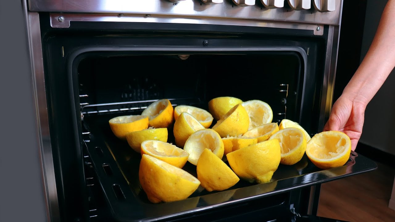 ضاع عمرك وانتي ترمي قشور الليمون… دخليهم في الفرن واستخدميهم في جميع الاكلات