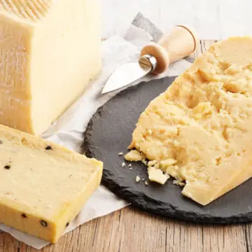 بدون نشا أو دقيق طريقة عمل الجبنة الرومي في المنزل بالطعم الاصلي