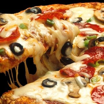 طريقة عمل عجينة البيتزا المطاطية بالمقادير الصحيحة