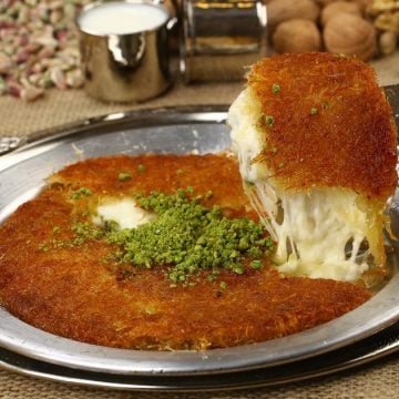 حضري الكنافة التركية بالجبنة بتمط على أصولها وبطعم روعة